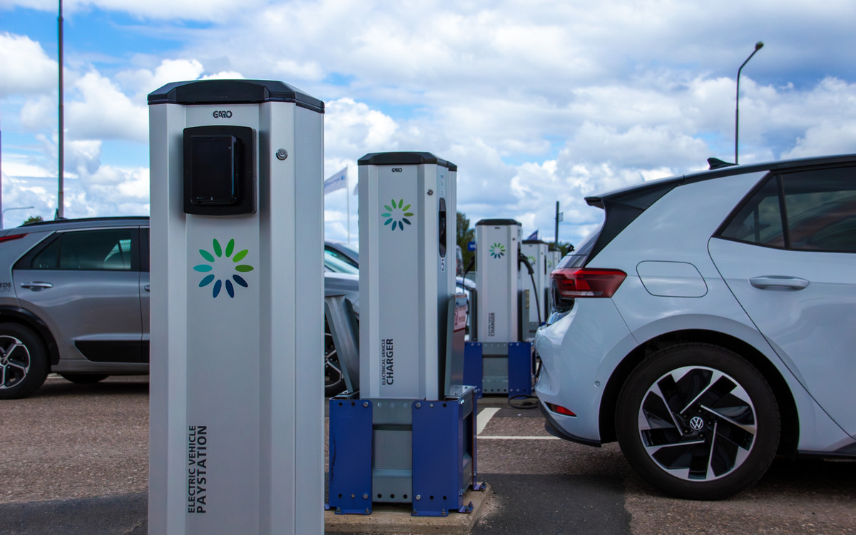 Nabíjecí AC stojan s kabelem GARO AC LS4 2x22 kW Spiral Cable T2 pro pomalé nabíjení elektromobilů.