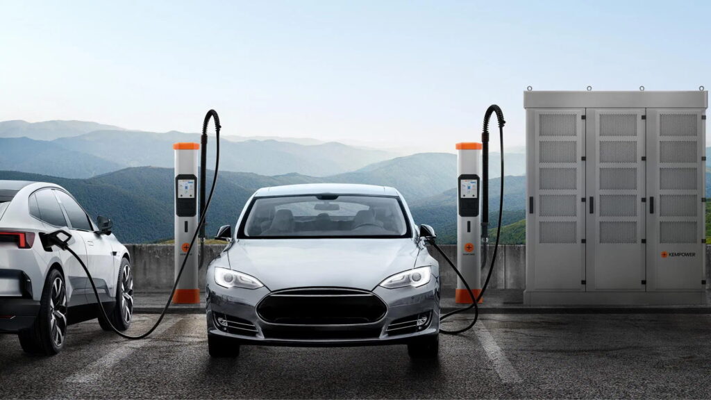 DC nabíjecí stanice Kempower DC Satellite pro rychlé nabíjení osobních i nákladních vozidel v kombinaci s Kempower Power Unit.
